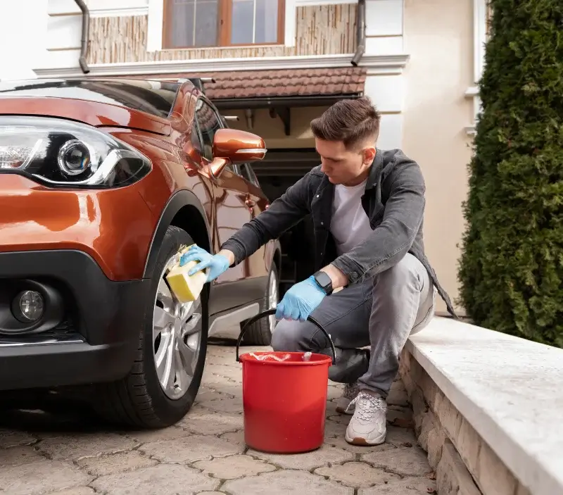 Lavage auto à domicile Beaumes-de-Venise : professionnel intervenant sur un véhicule